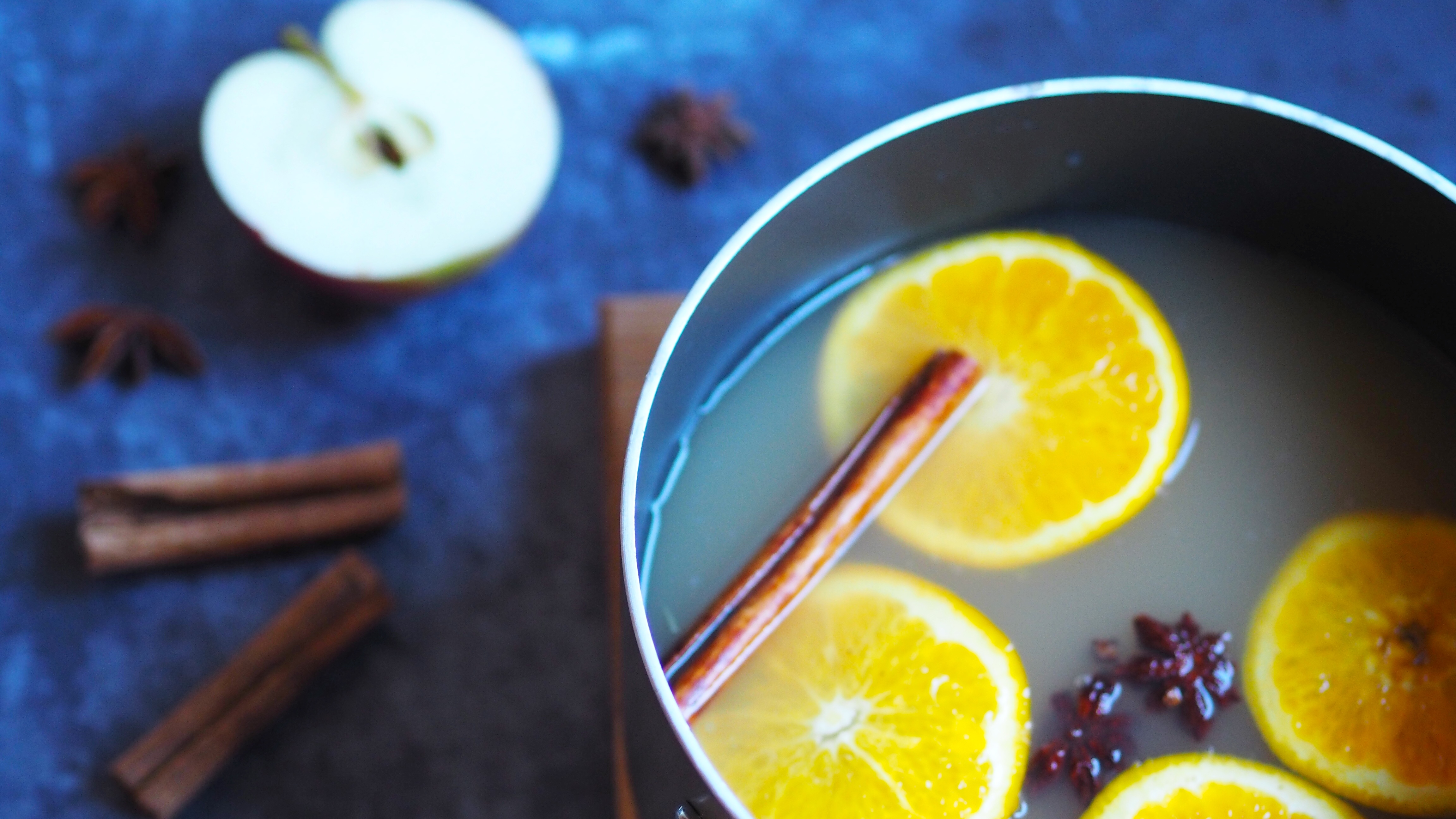 This Mulled Apple Juice is the perfect non-alcoholic alternative to mulled wine and is ideal for entertaining kids and drivers. #mulled #apple #christmas #autumn