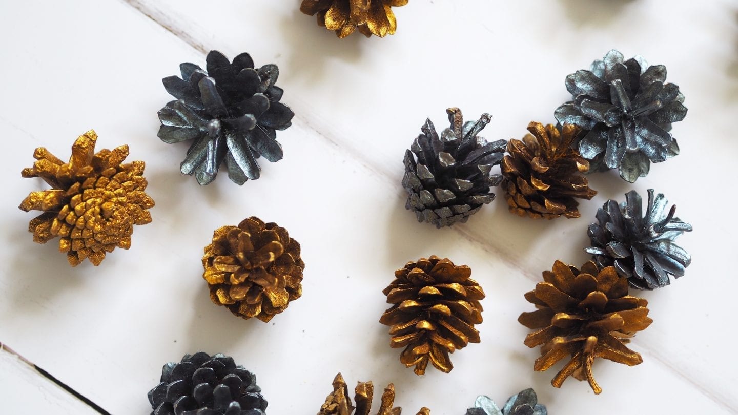 Spray Painted Pine Cones | Looking for a cheap but effective Christmas centrepiece? How about these Spray Painted Pine Cones? Easy to make too #christmas #diy #spray #painted #pine #cones #centrepiece #centerpiece #tablescapes