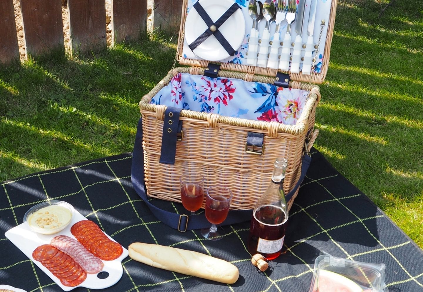 10 Summer Picnic Essentials What must haves you need to bring with you on picnics this summer