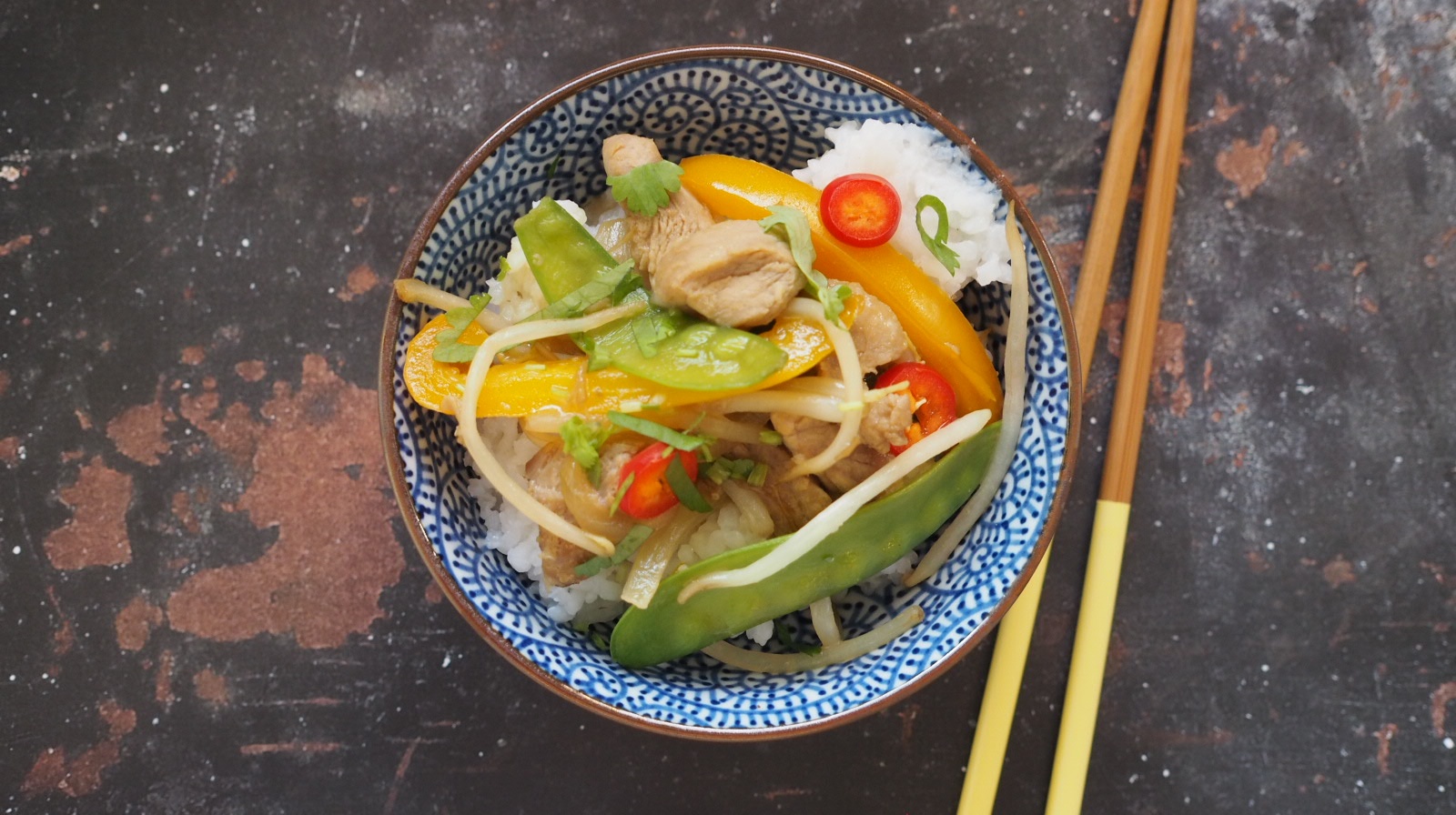 Honey and Ginger Pork Stir Fry | This tasty low syn dish is perfect for a quick midweek meal. Crispy stir fried veg with delicious pork strips serve with rice or noodles.